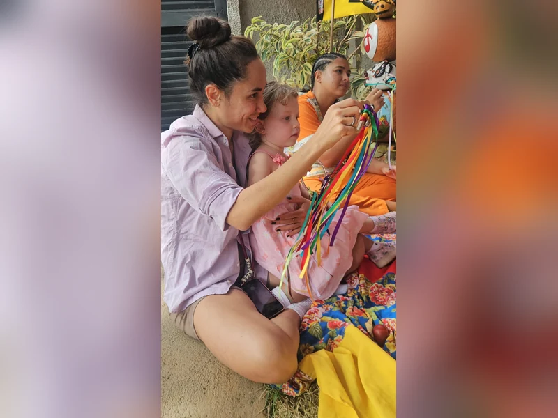 Atividade de musicalização infantil com instrumentos coloridos na Holanda Premium, em Goiânia